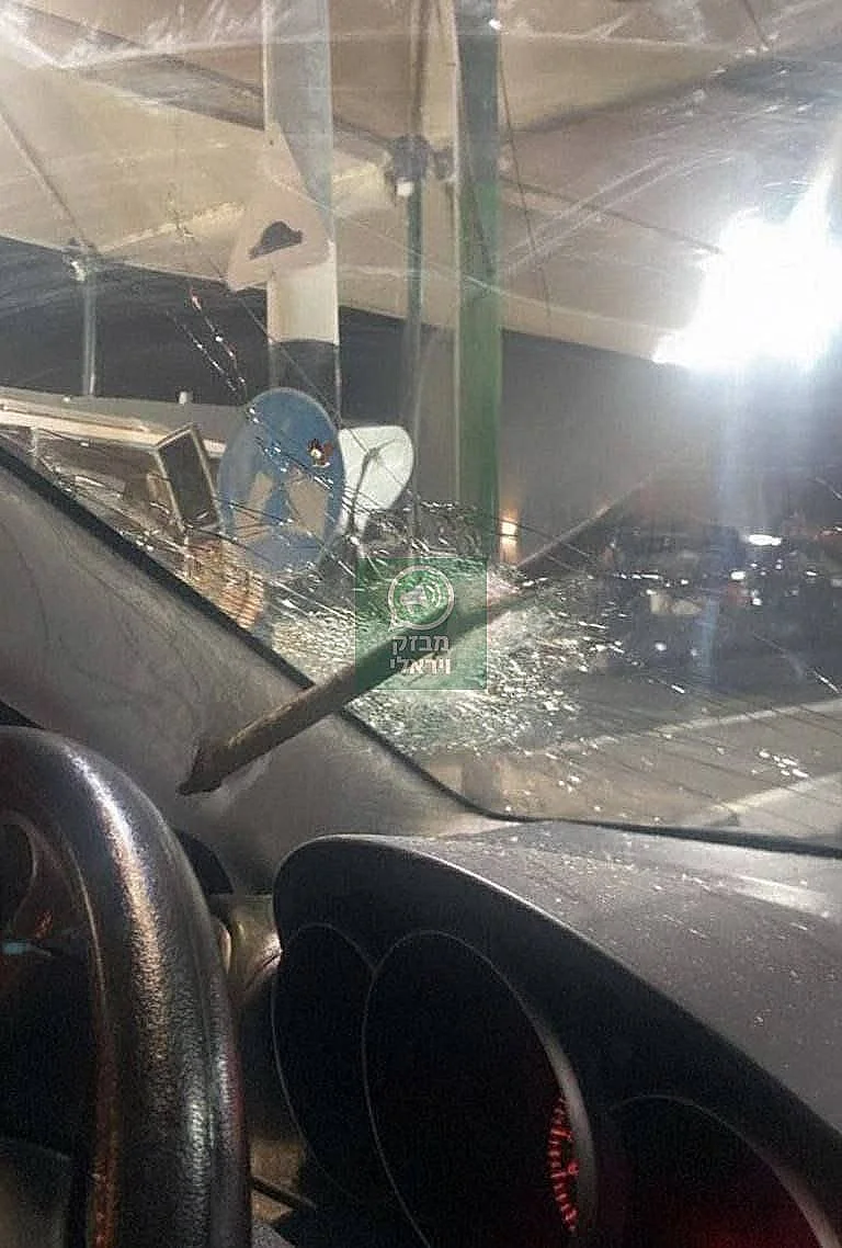 מוט ברזל הושלך לעבר רכב בכביש 5