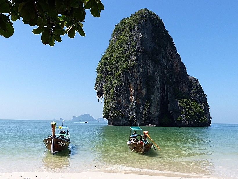 חוף ריילי עם סירות באי קרבי תאילנד Rai le beach, Krabi