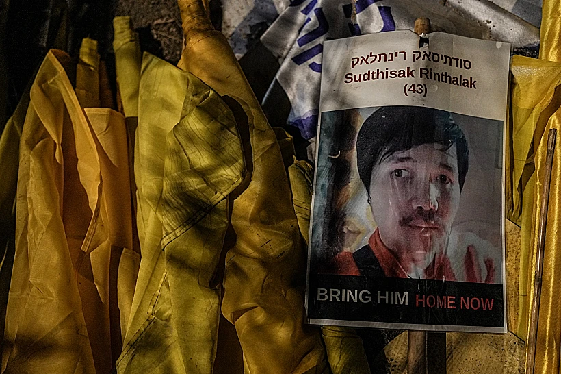 תמונתו של סותטיסאק רינטלאק בעצרת למען החטופים מחוץ לשדרות