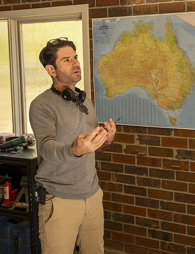 הבמאי טום בארבור-מייט בצילומי "כריס המסוורת': מסע בלתי נשכח"