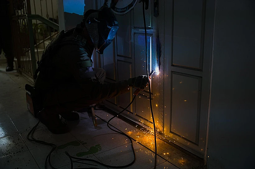 כוחות צה"ל בסניפי ארגון UAWC בשטחים