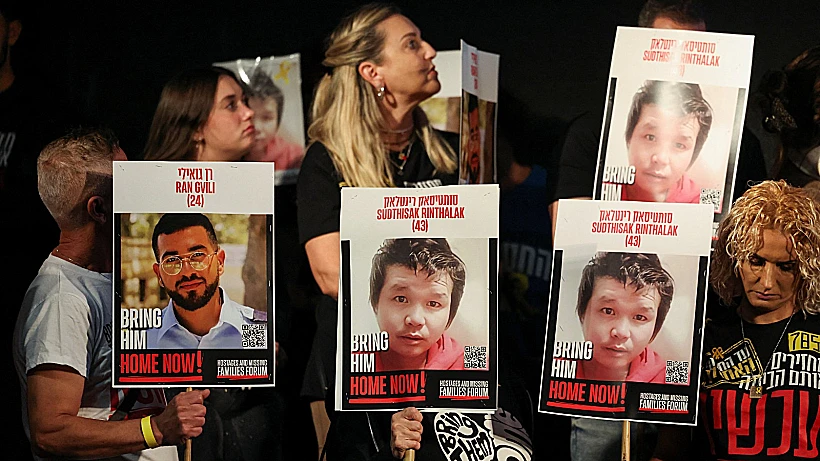 תמונתו של סותטיסאק רינטלאק בהפגנה בתל אביב