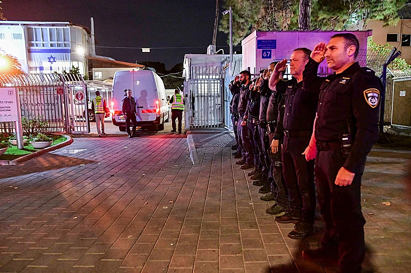 ארונו של החלל החטוף סותטיסאק רינטלאק מגיע למכון לרפואה משפטית