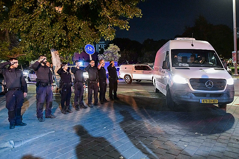 ארונו של החלל החטוף סותטיסאק רינטלאק מגיע למכון לרפואה משפטית