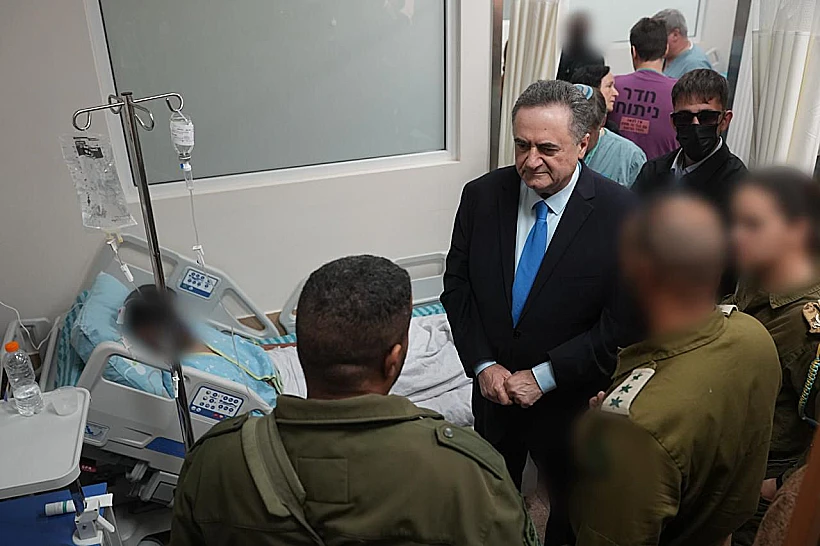 שר הביטחון כ"ץ מבקר את הלוחמים שנפצעו בעזה