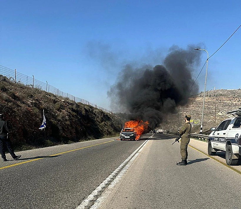 רכב פלסטיני עולה באש לאחר שהוצת ע"י מתנחלים