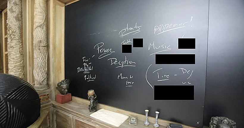 הלוח במשרדו של ג'פרי אפשטיין ב-"אי הפדופילים"