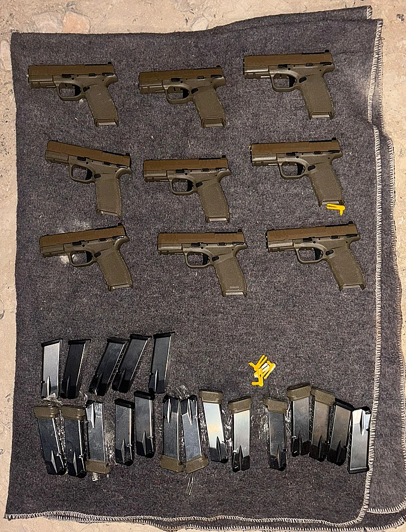 אקדחים ומחסניות שנתפסו בניסיון ההברחה בגבול המזרחי