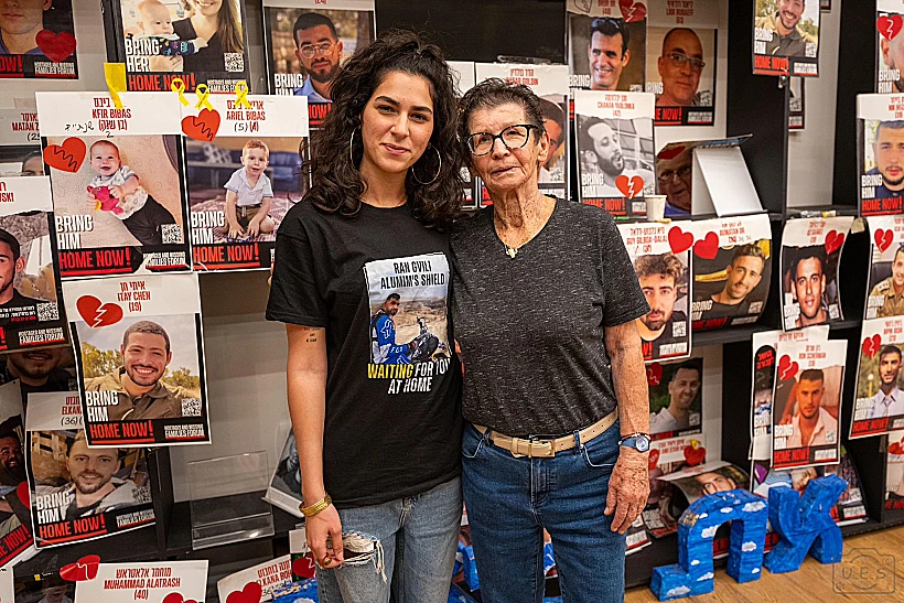 יוכבד ליפשיץ ושירה גואילי בכיכר החטופים