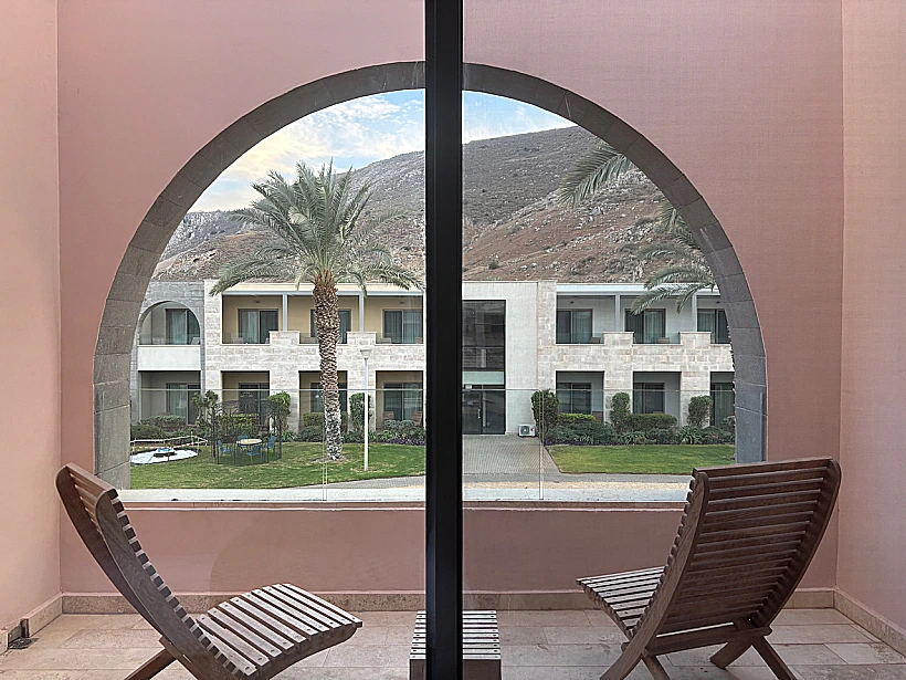 מרפסת החדר אל מול מצוק הארבל במלון מגדלה