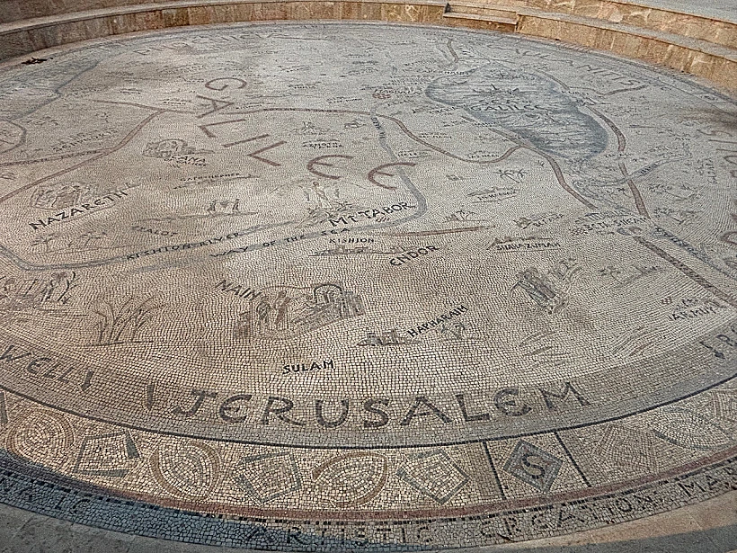 הפסיפס בקצה הגן במלון מגדלה