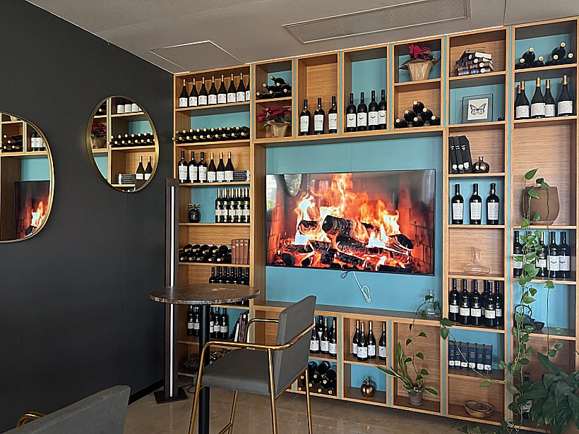 בית הקפה והבר הפנימי במלון מגדלה