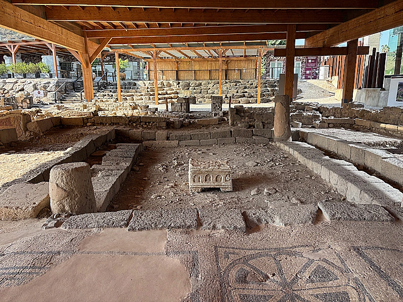 שרידי בית הכנסת במלון מגדלה