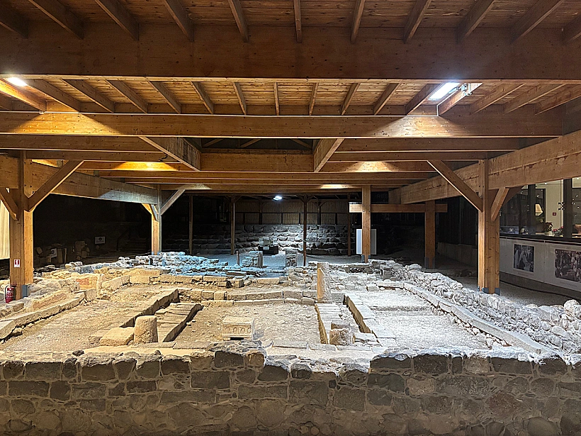 בית הכנסת העתיק משתקף מחלונות מלון מגדלה