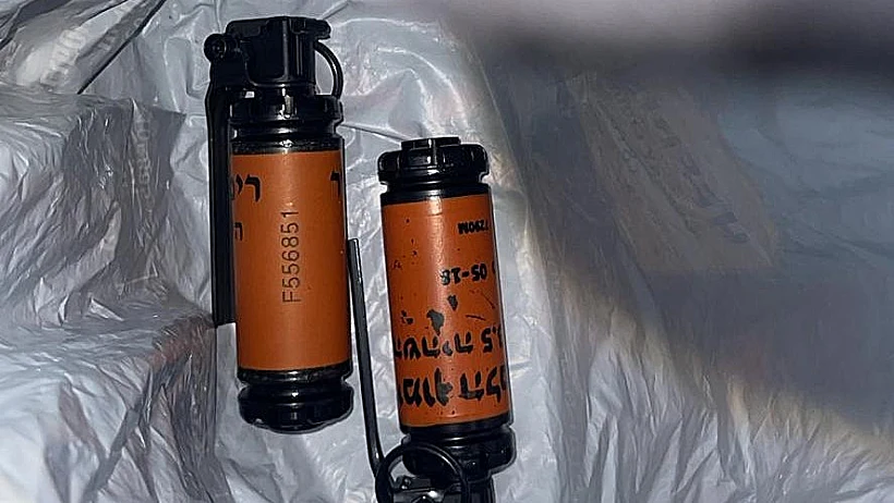 רימוני עשן שנתפסו אצל אוהדי הפועל ת"א