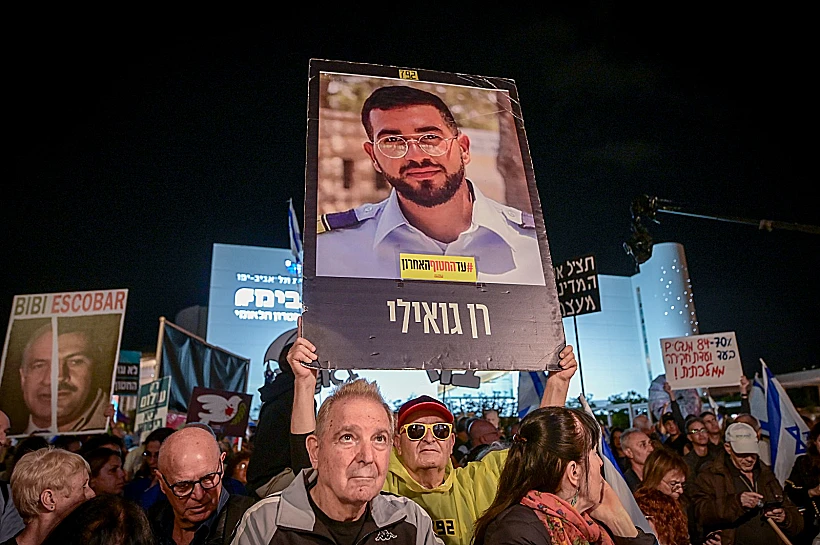 תמונתו של רן גואילי בהפגנה בכיכר הבימה בת"א