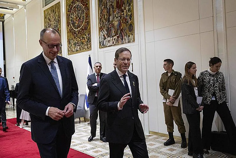 קנצלר גרמניה פרידריך מרץ עם נשיא המדינה הרצוג בבית הנשיא