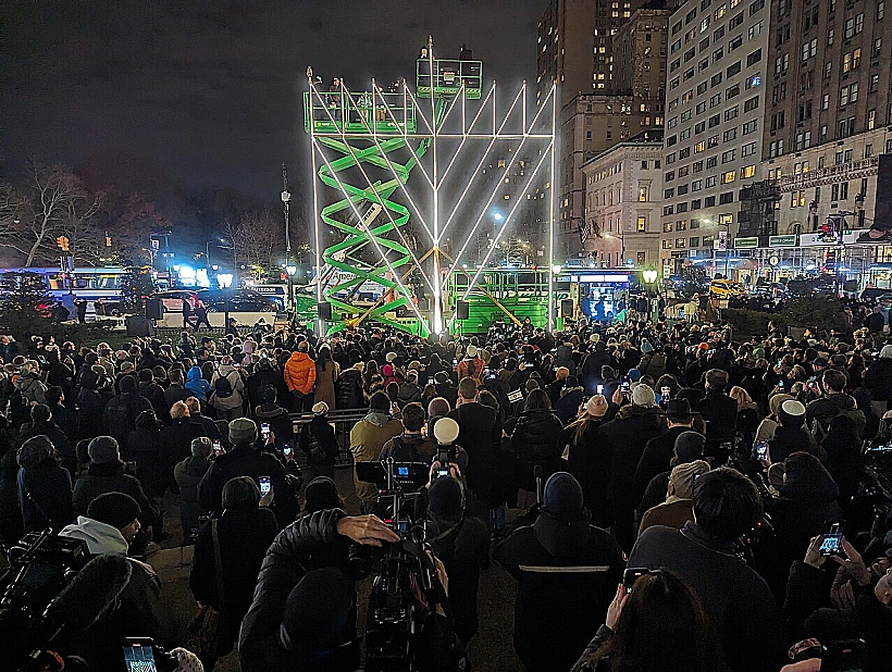 חנוכיית ענק של חבד במנהטן Grand Army Plaza חנוכייה בניו יורק