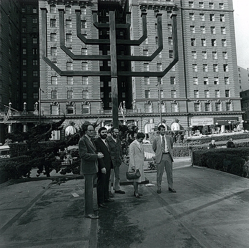Bill Graham Menorah In 1975 רב חב"ד, חיים דריזין, ליד חנוכייה ציבורית בניו יורק בשנת 1975