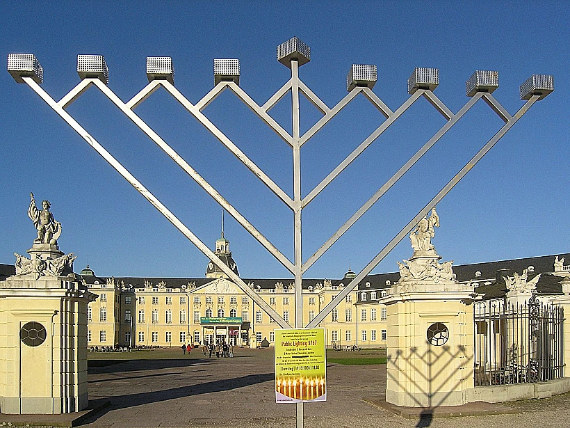 חנוכייה של חב"ד בפתח ארמון Karlsruhe בגרמניה