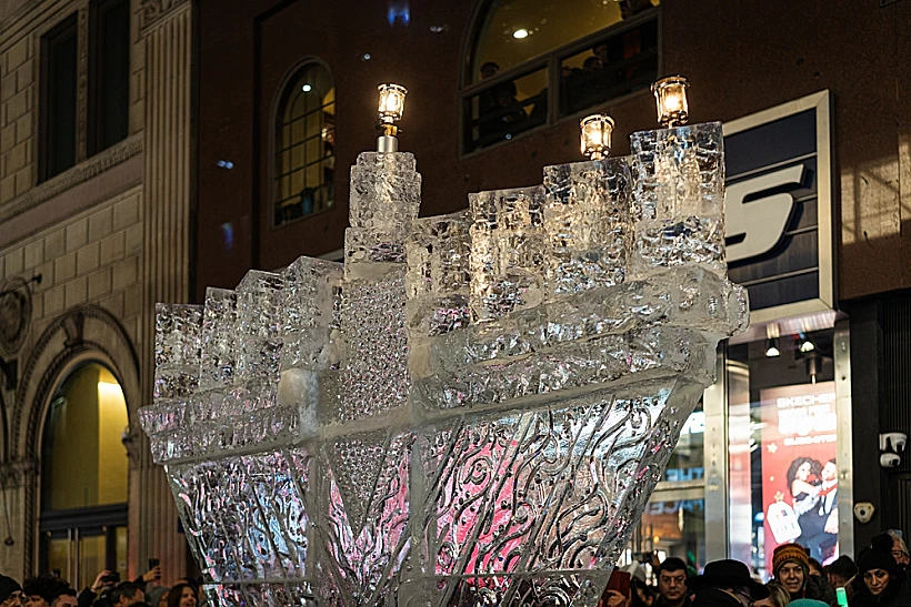 חנוכיית קרח בניו יורק