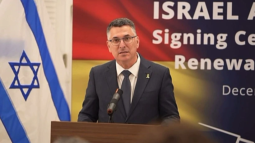 השר גדעון סער במעמד החתימה