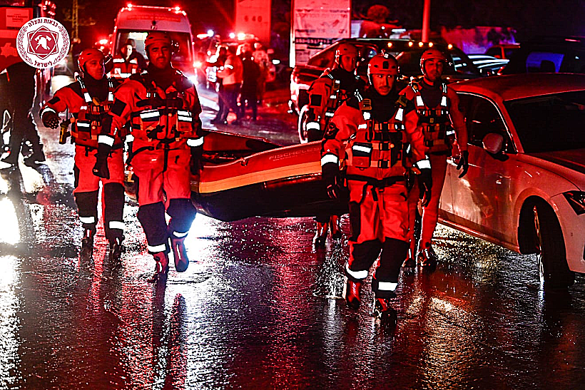 חילוץ תושבים מהצפות