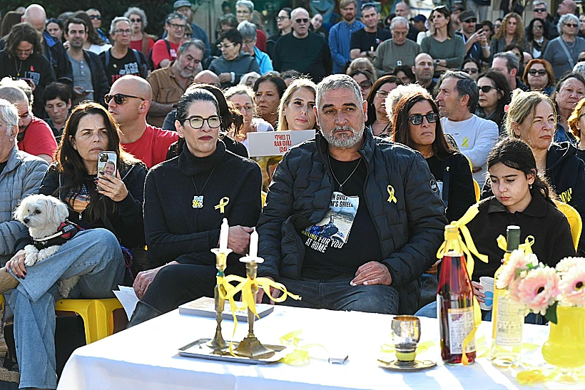 הוריו של רן גואילי בכיכר החטופים בת"א