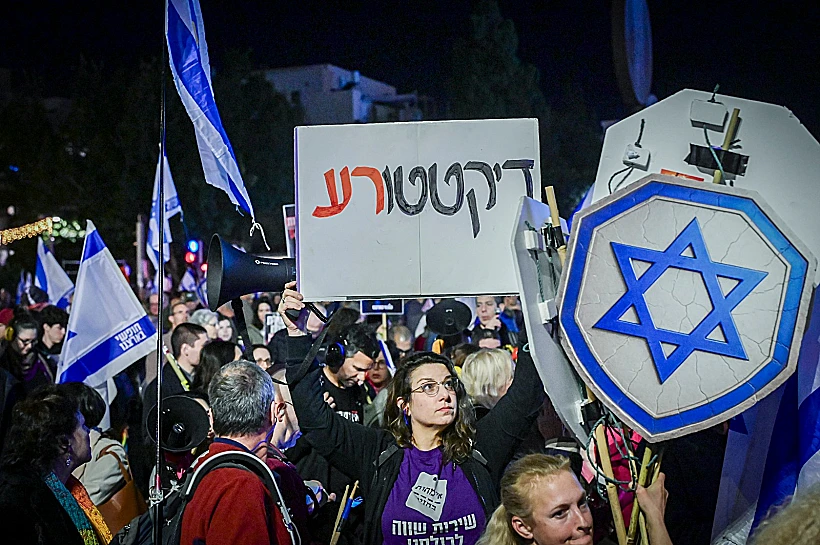 מפגינים נגד נתניהו בדרישה להקמת ועדת חקירה ממלכתית, אמש בת"א