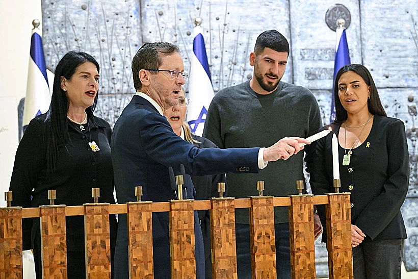 נשיא המדינה הרצוג בדלקת נר חנוכה עם משפחת גואילי