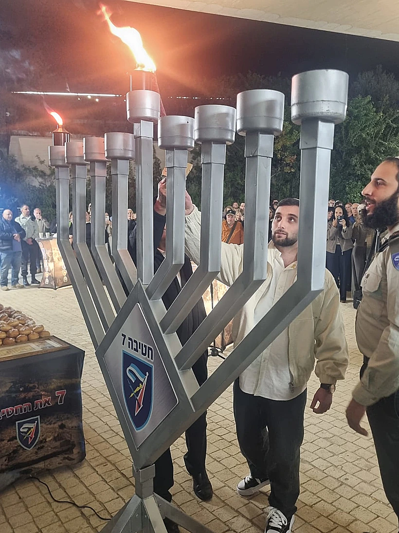 מתן אנגרסט מדליק נר חנוכה