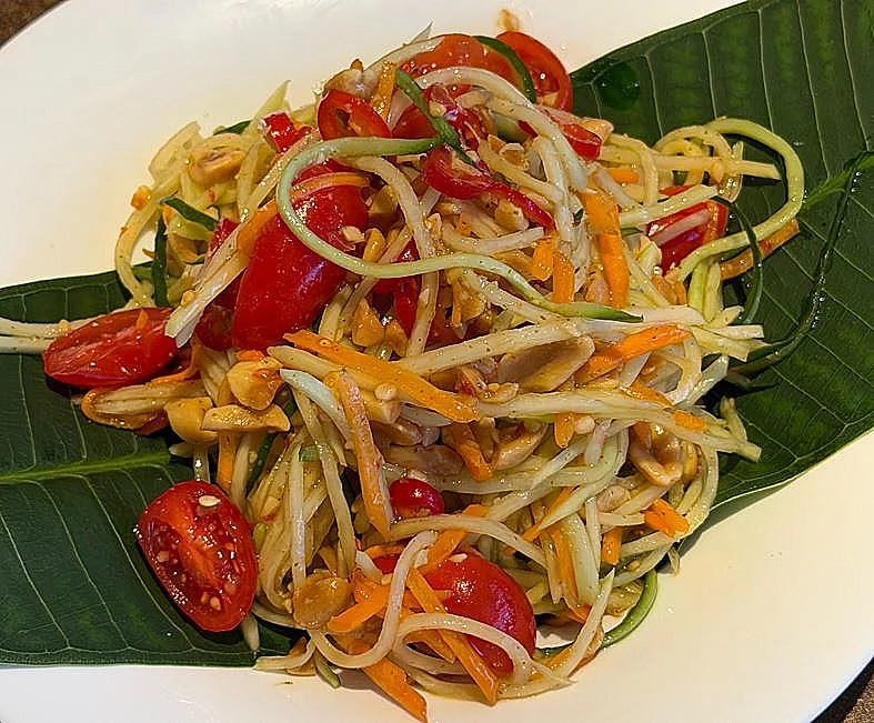 סלט הפפאיה של אוטוטו, כחלק משוק הלילה של אסיה