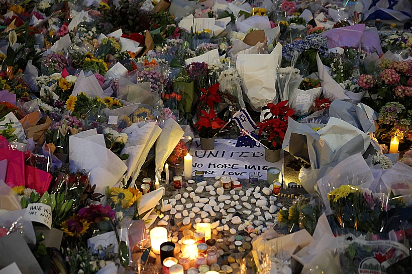 המונים הגיעו להדלקת נר בזירת הפיגוע בחוף בונדיי שבסידני, אוסטרליה