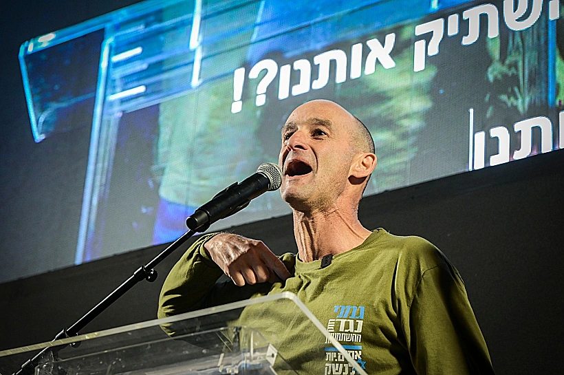 סא"ל במיל' רון שרף, ממובילי אחים לנשק, בהפגנה בכיכר הבימה בת"א