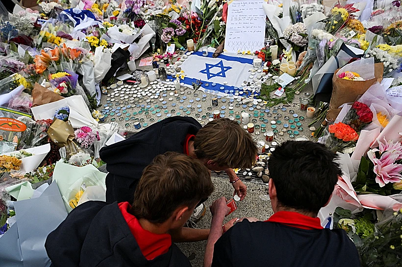 דגל ישראל, פרחים ונרות בזירת הטבח בבונדיי ביץ' בסידני שבאוסטרליה