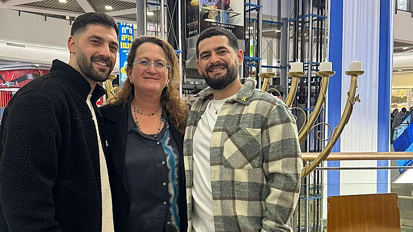 שורדי השבי התאומים גלי וזיוי ברמן בהדלקת נר שלישי בקניון עזריאלי בת"א