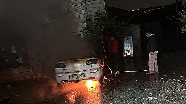 רכבים שהוצתו בכפר עין יברוד שבאזור רמאללה