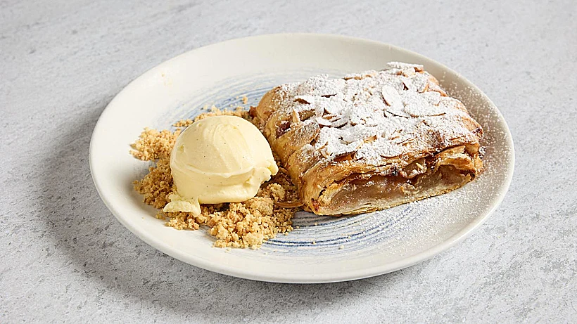שטרודל תפוחים עם גלידת וניל במסעדת יוליה