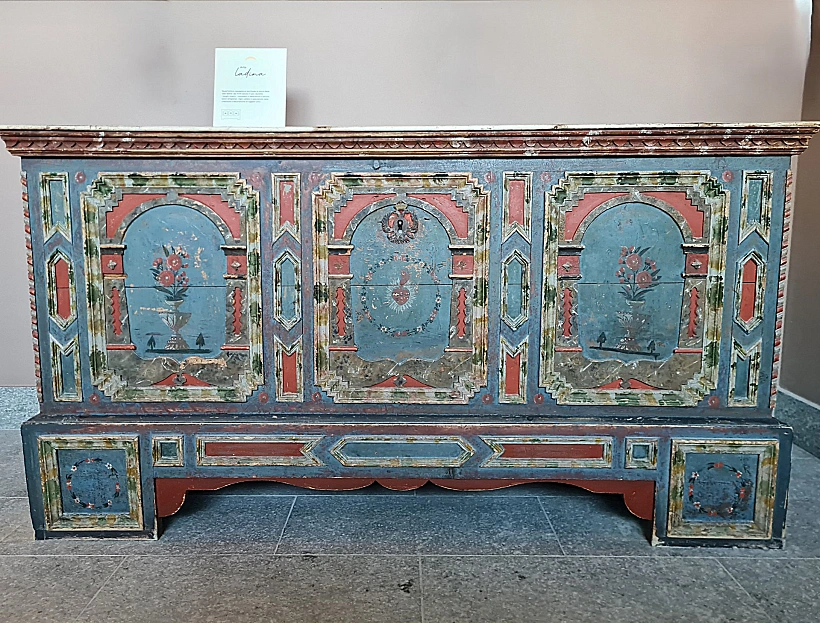 שידה עם עיטורים לאדיניים