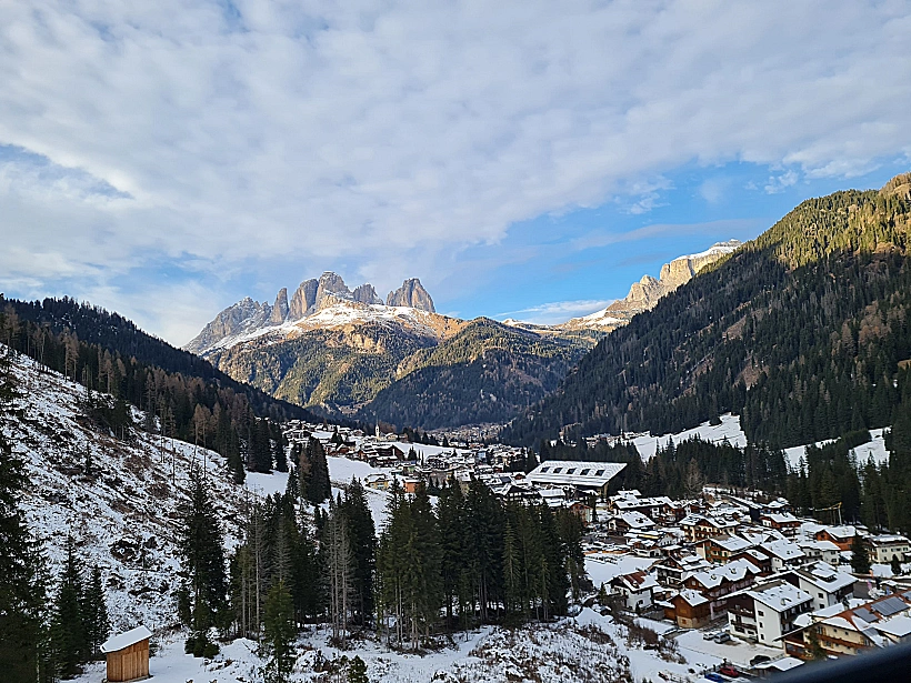 מראה מהרכבל לעבר העיירה קאנאציי בדולומיטיים