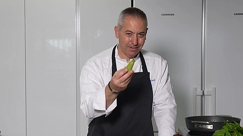 השף גולן ישראלי עם מנת קישוא ממולא