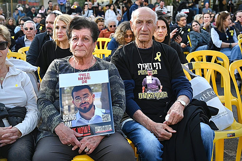 קבלת שבת בכיכר החטופים