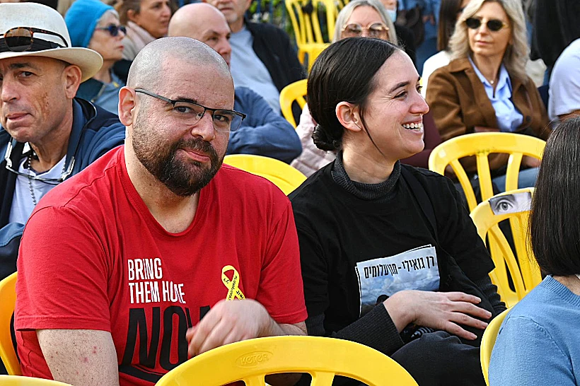 איתן הורן בקבלת שבת בכיכר החטופים שבת"א