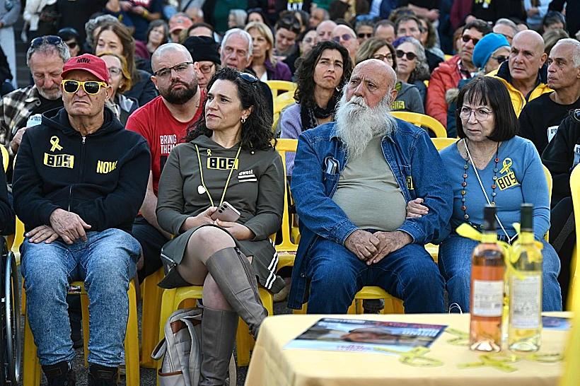 דני מירן, אביו של שורד השבי עמרי מירן, בקבלת שבת בכיכר החטופים בת"א