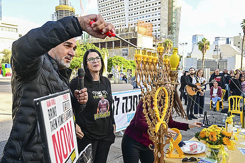 טליק ואיציק גואילי בקבלת שבת והדלקת נר בכיכר החטופים שבת"א