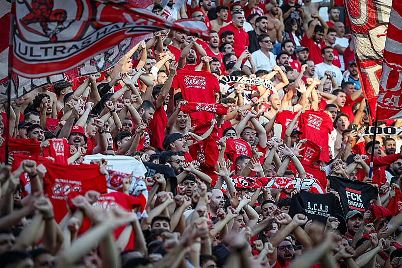 אוהדי הפועל תל אביב עם חולצת הסערה בבלומפילד