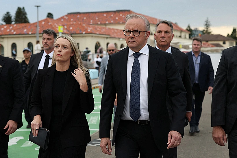 ראש ממשלת אוסטרליה אנתוני אלבניזי מגיע לטקס לזכר קורבנות הטבח בחוף בונדי בסידני