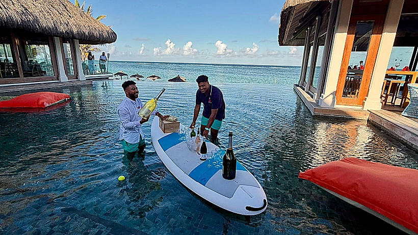 בר על המים במלון "C Mauritius"