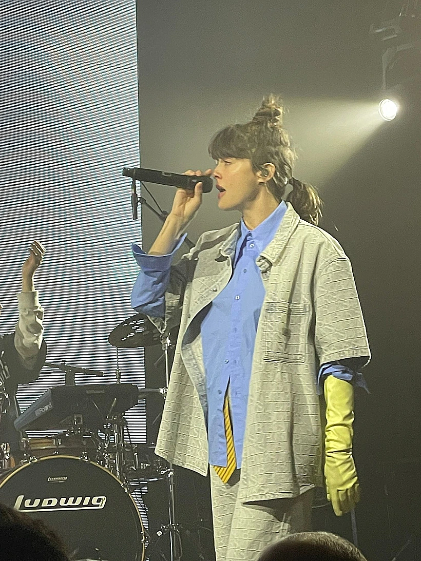 נגה ארז מופיעה בבארבי