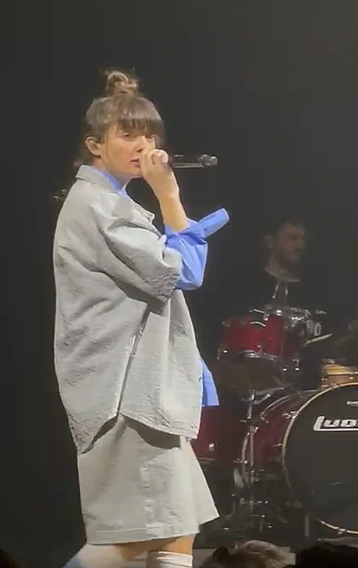 נגה ארז מופיעה בבארבי